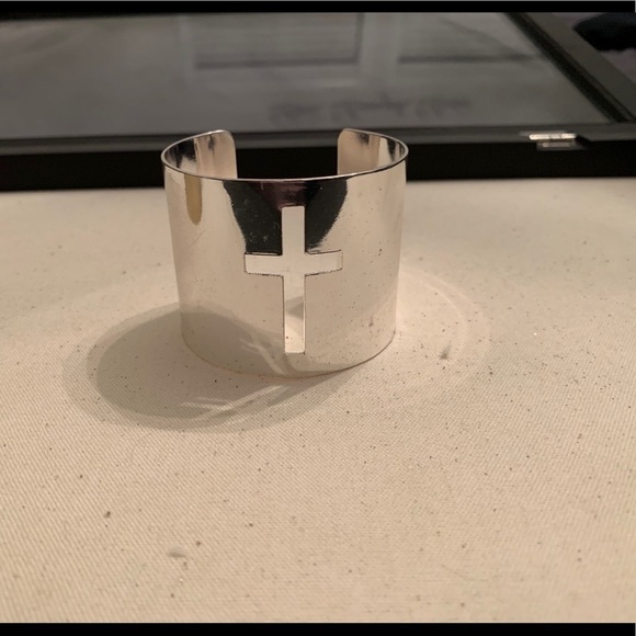 Q) Cross bracelet - Picture 5 of 9